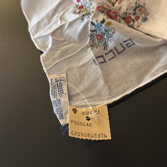 GUCCI Women Floral Scarf Handkerchief Vintage Rolled Hem NWT & Envelope - Picture 3 of 11